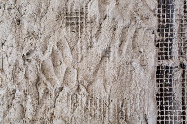 İnşaat alanındaki duvarların bir sonraki adımı için çimento ve metal şebekeden yapılmış beton duvarları güçlendiren teknoloji..