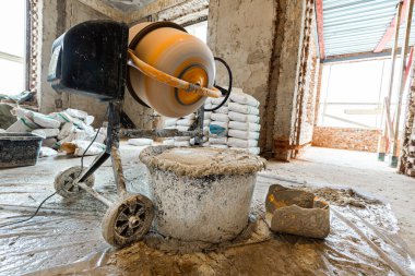 Bir dairede elektrikli beton karıştırıcı kullanımı inşaat, yenileme, yenileme, uzatma, restorasyon ve yeniden yapılanma aşamasındadır..