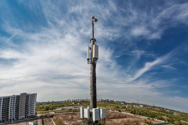 Telekomünikasyon kulesi mikrodalga ekipmanlı 5G, radyo panel antenleri, açık hava radyo birimleri, güç kabloları, eş eksenli kablolar, optik fiberler, iklime duyarlı vandal geçirmez dolaplar yerleştirildi