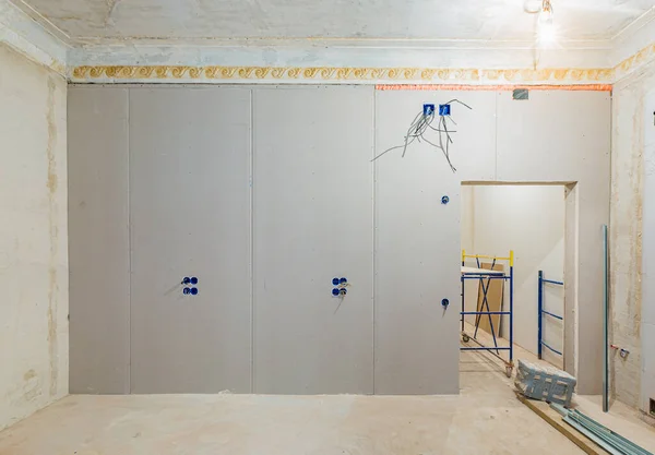 从石膏板-干墙-内公寓安装石膏墙的工作正在施工、改造、翻新、扩建、恢复和重建中. — 图库照片