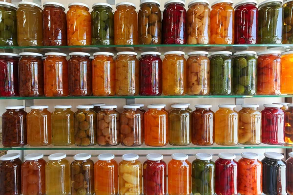自家製缶詰の果物や野菜の収納棚 — ストック写真