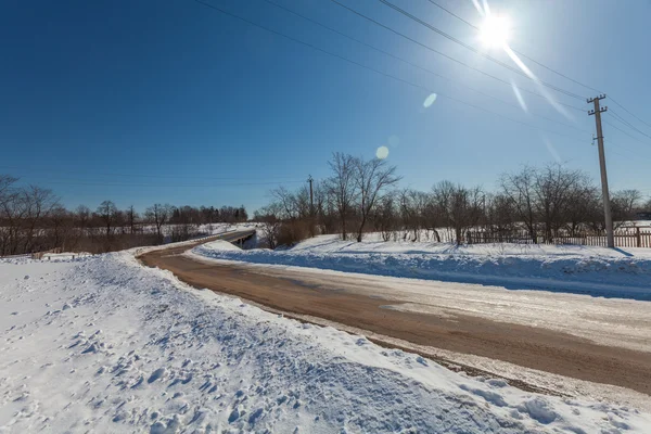 La carretera de invierno y poste con cables — Foto de Stock