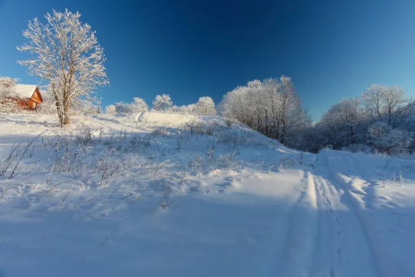 Die winterliche Landschaft mit Haus und Straße mit Treppen — Stockfoto