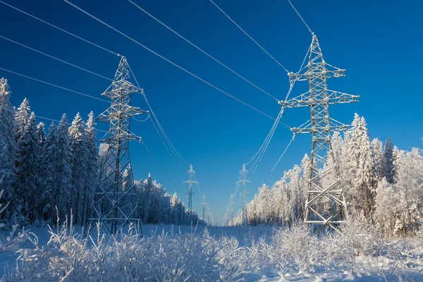 การส่งพลังงานไฟฟ้า — ภาพถ่ายสต็อก