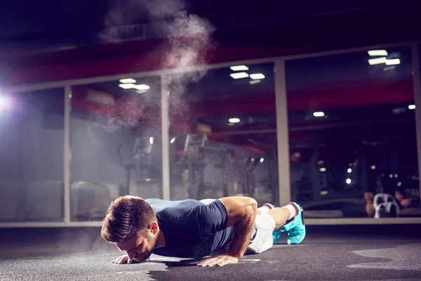 Mannelijke atleet werken push-ups — Stockfoto