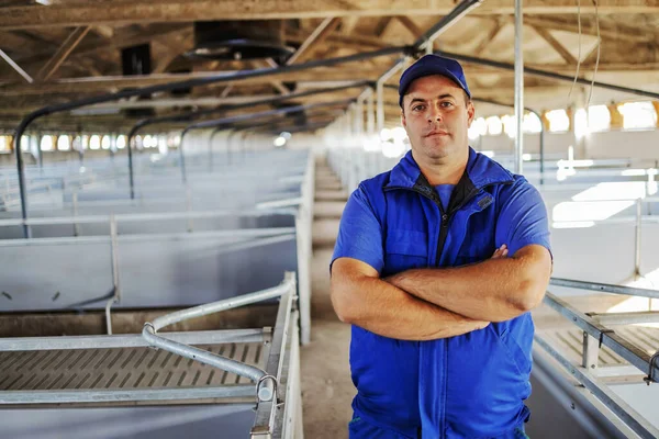 Agricultor Trabajador Ropa Trabajo Pie Granero Vacío Con Los Brazos —  Fotos de Stock