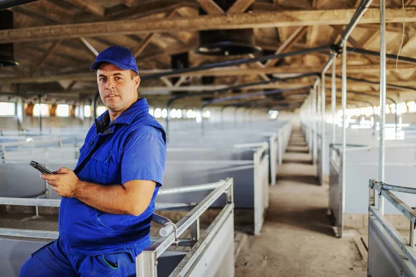 Boer Werkkleding Staande Leunend Hij Gebruikt Smartphone Dierenverdeler Bellen Zijn — Stockfoto