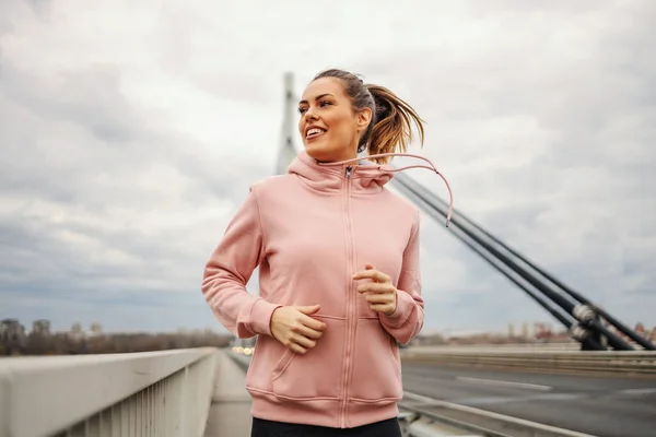 Lächelnde Attraktive Fitte Sportlerin Trainingsanzug Joggt Bei Trübem Wetter Auf — Stockfoto