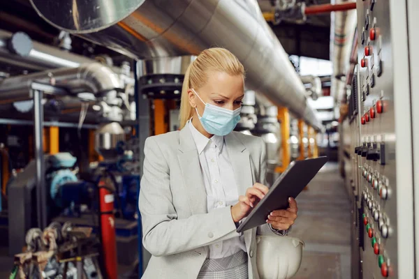 Gerente Femenina Rubia Dedicada Traje Con Máscara Facial Pie Planta — Foto de Stock