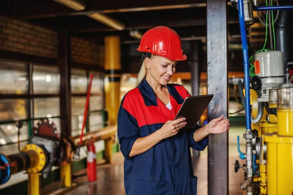 Impiegata Mezza Età Tuta Lavoro Con Casco Testa Utilizzando Tablet — Foto Stock