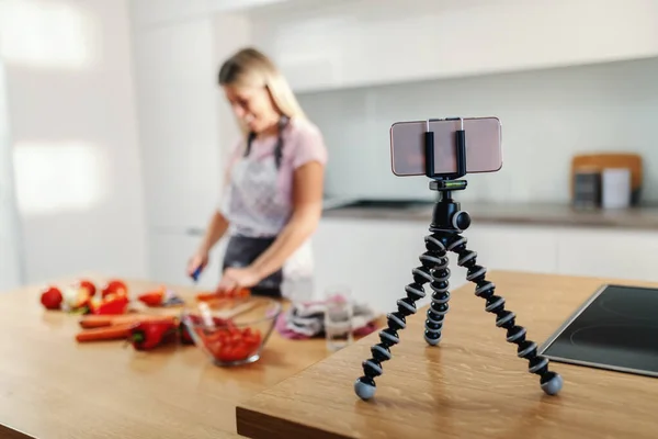Nahaufnahme Des Smartphones Auf Stativ Hausfrau Filmt Sich Bei Der — Stockfoto
