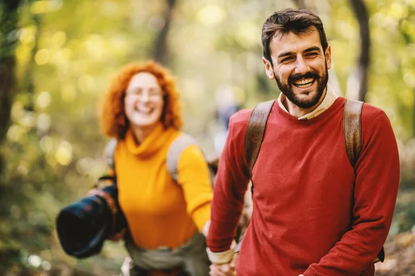 Joven Sonriente Pareja Feliz Tomados Mano Caminando Naturaleza Hermoso Día —  Fotos de Stock