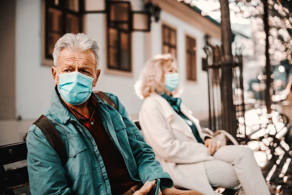 Uomo Anziano Con Maschera Protettiva Seduto Sulla Panchina All Esterno — Foto Stock