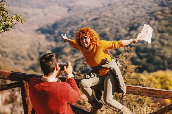 Pareja Joven Disfrutando Naturaleza Hermoso Día Soleado Otoño Mujer Sentada — Foto de Stock