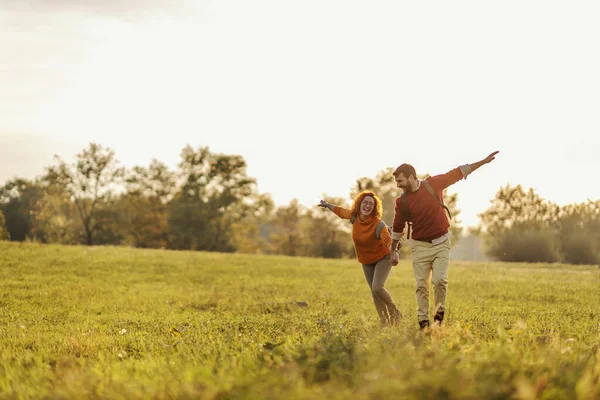 Joven Pareja Feliz Amor Tomados Mano Corriendo Prado Hermoso Día —  Fotos de Stock