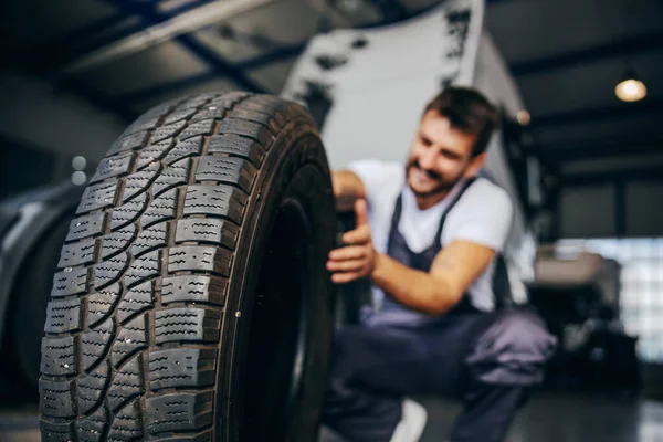 Lavorando Duro Lavoratore Esperto Che Tiene Pneumatico Vuole Cambiarlo Sullo — Foto Stock