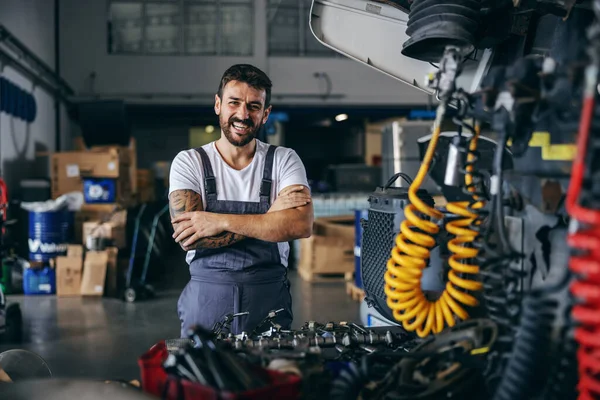 Lächelnd Glücklich Bärtiger Tätowierter Arbeiter Overalls Der Mit Verschränkten Armen — Stockfoto