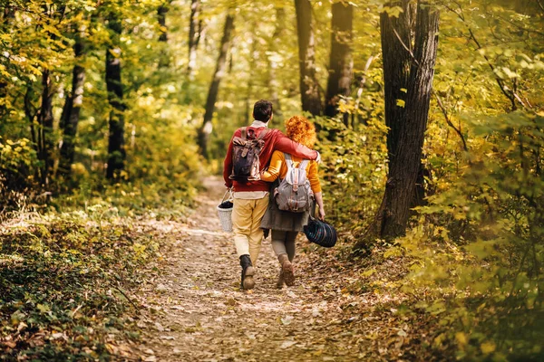 Vista Trasera Joven Pareja Feliz Amor Abrazo Caminar Naturaleza Hermoso — Foto de Stock