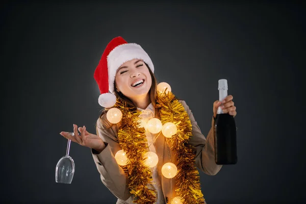 Jovem Mulher Negócios Sorridente Com Boné Papai Noel Decorações Natal — Fotografia de Stock