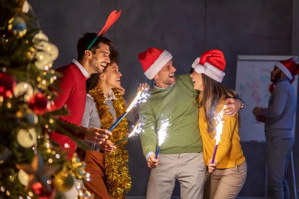 Grupo Colegas Multiculturales Celebrando Víspera Navidad Firma — Foto de Stock