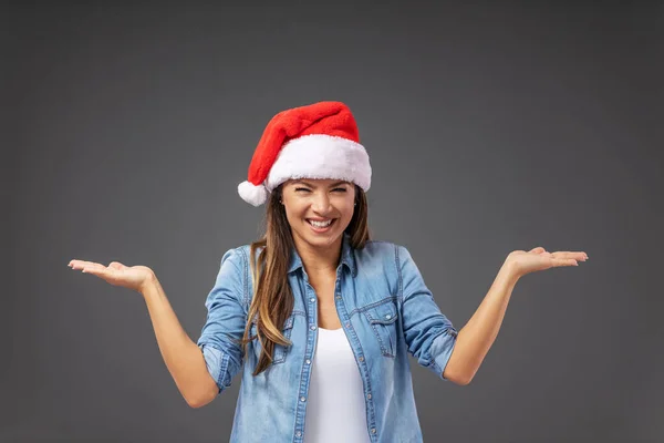 Jonge Vrolijke Lachende Vrouw Met Hoed Van Kerstman Gekleed Casual — Stockfoto