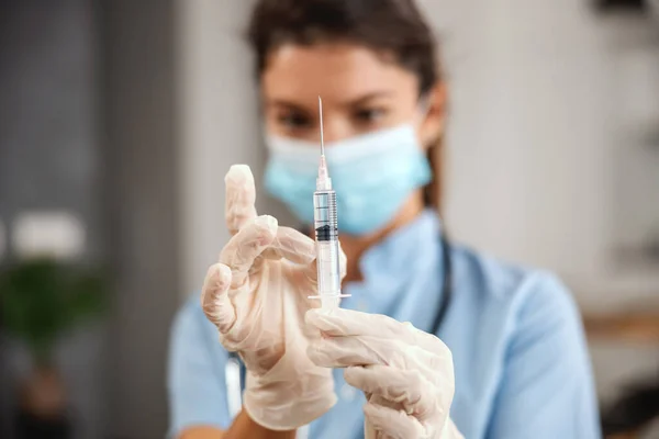Close Enfermeiro Com Máscara Facial Preparação Injeção Enquanto Está Sentado — Fotografia de Stock