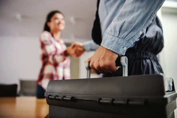 Frau Schüttelt Einem Werkstattmitarbeiter Die Hand Während Hause Steht — Stockfoto