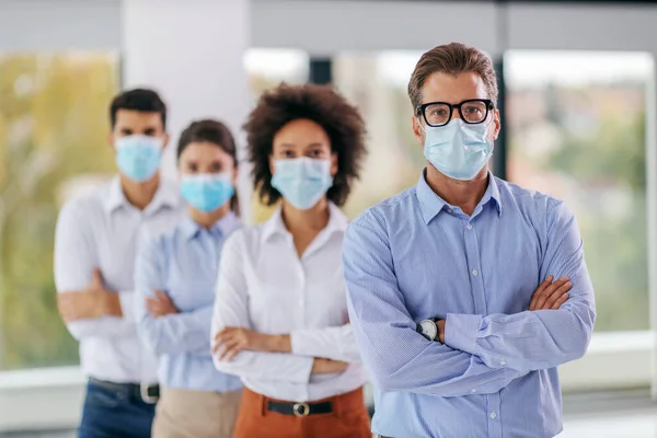 Uomo Affari Con Maschera Viso Piedi Azienda Con Braccia Incrociate — Foto Stock