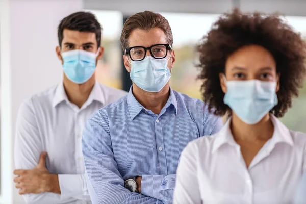 Multikulturelle Gruppe Von Geschäftsleuten Mit Gesichtsmasken Die Mit Verschränkten Armen — Stockfoto