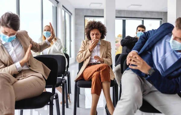 Kranke Geschäftsfrau Hustet Während Sie Mit Ihren Kollegen Seminar Sitzt — Stockfoto