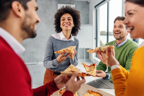 企業で昼食をとり ピザを食べるビジネスの多文化グループ — ストック写真