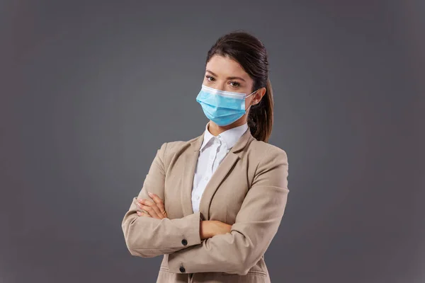 Young Successful Businesswoman Protective Face Mask Standing Arms Crossed Corona — Stock Photo, Image