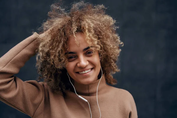 Retrato Joven Sonriente Moda Con Pelo Rizado Escuchando Música Mirando —  Fotos de Stock