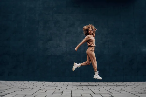 Jonge Modieuze Lachende Vrouw Met Krullend Haar Springen Rennen Buiten — Stockfoto