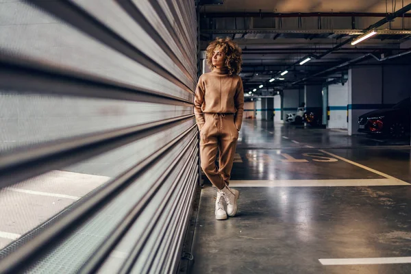 Joven Mujer Moda Con Pelo Rizado Cogido Mano Los Bolsillos — Foto de Stock