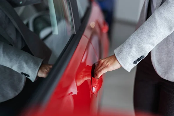 Close Vendedor Carros Feminino Abrir Porta Carro Enquanto Salão Beleza — Fotografia de Stock