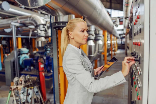 Supervisor Rubio Femenino Pie Planta Calefacción Junto Salpicadero Ajustando Los — Foto de Stock