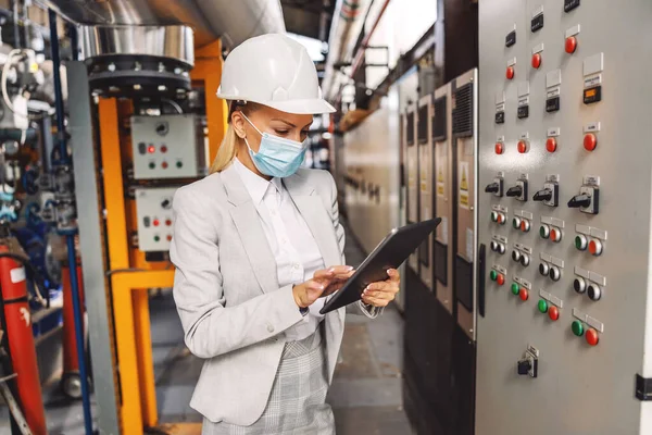 Engagierte Weibliche Aufsichtsperson Mit Gesichtsmaske Steht Heizwerk Neben Dem Armaturenbrett — Stockfoto