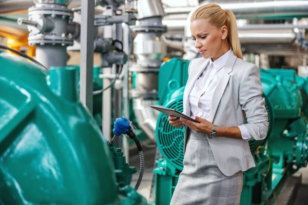 Erfolgreiche Lächelnde Fleißige Managerin Anzug Steht Mit Tablet Der Hand — Stockfoto