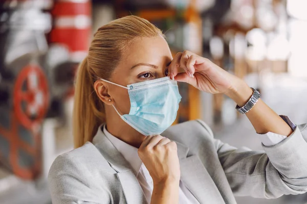 코로나 바이러스에 감염되어 공장에서 얼굴에 마스크를 금발의 사업가 — 스톡 사진
