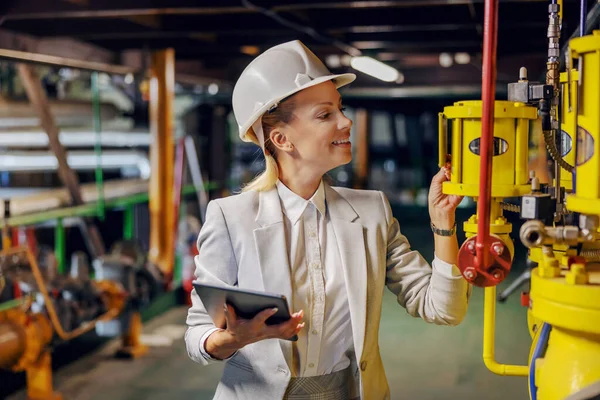 Blond Gewijd Succesvolle Zakenvrouw Formele Slijtage Controle Machines Holding Tablet — Stockfoto