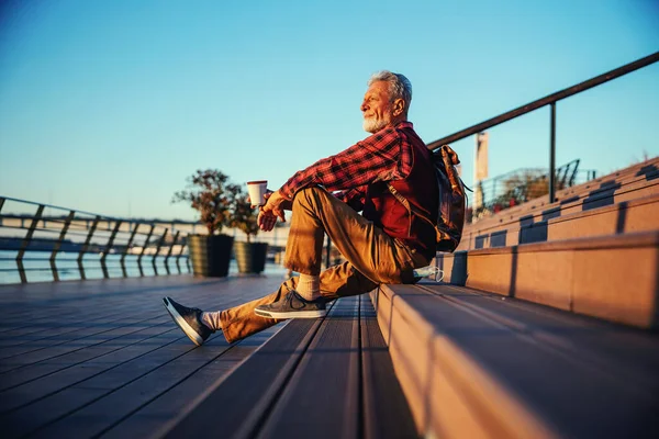 Widok Boku Brodatego Hipstera Seniora Siedzącego Schodach Zewnątrz Pijącego Kawę — Zdjęcie stockowe