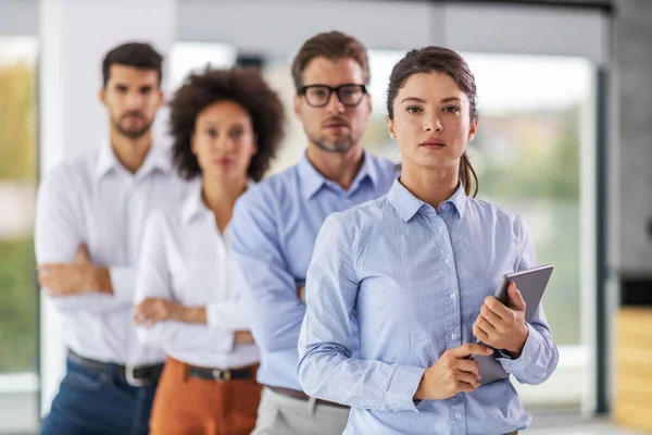 Joven Mujer Negocios Atractiva Con Tableta Sus Manos Pie Empresa —  Fotos de Stock