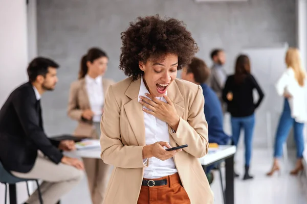 Jeune Femme Affaires Mixte Excitée Debout Dans Bureau Lire Message — Photo