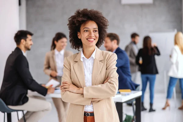 Young Smiling Mixed Race Businesswoman Standing Boardroom Arms Crossed Meeting — Stock Photo, Image