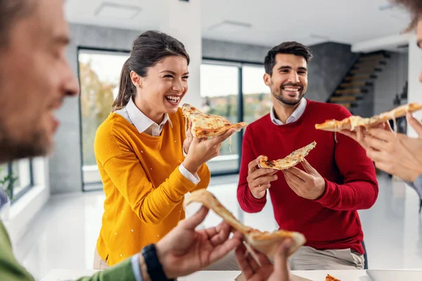 企業で昼食をとり ピザを食べるビジネスの多文化グループ — ストック写真