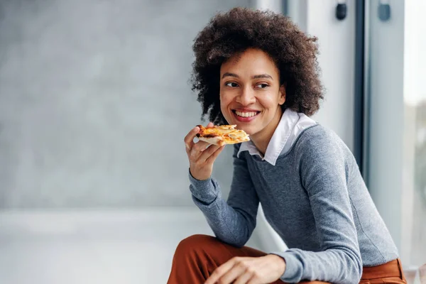 Lachende Gemengde Ras Zakenvrouw Zitten Lunchpauze Eet Pizza Voor Lunch — Stockfoto