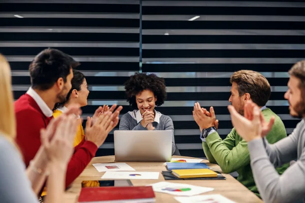 Donna Affari Mista Successo Seduta Sala Riunioni Con Suoi Colleghi — Foto Stock