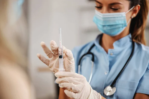 Nahaufnahme Einer Krankenschwester Mit Gesichtsmaske Bei Der Vorbereitung Der Injektion — Stockfoto