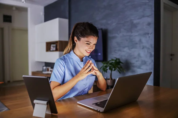 Enfermera Amigable Sonriente Sentada Casa Dando Consejos Los Pacientes Línea — Foto de Stock